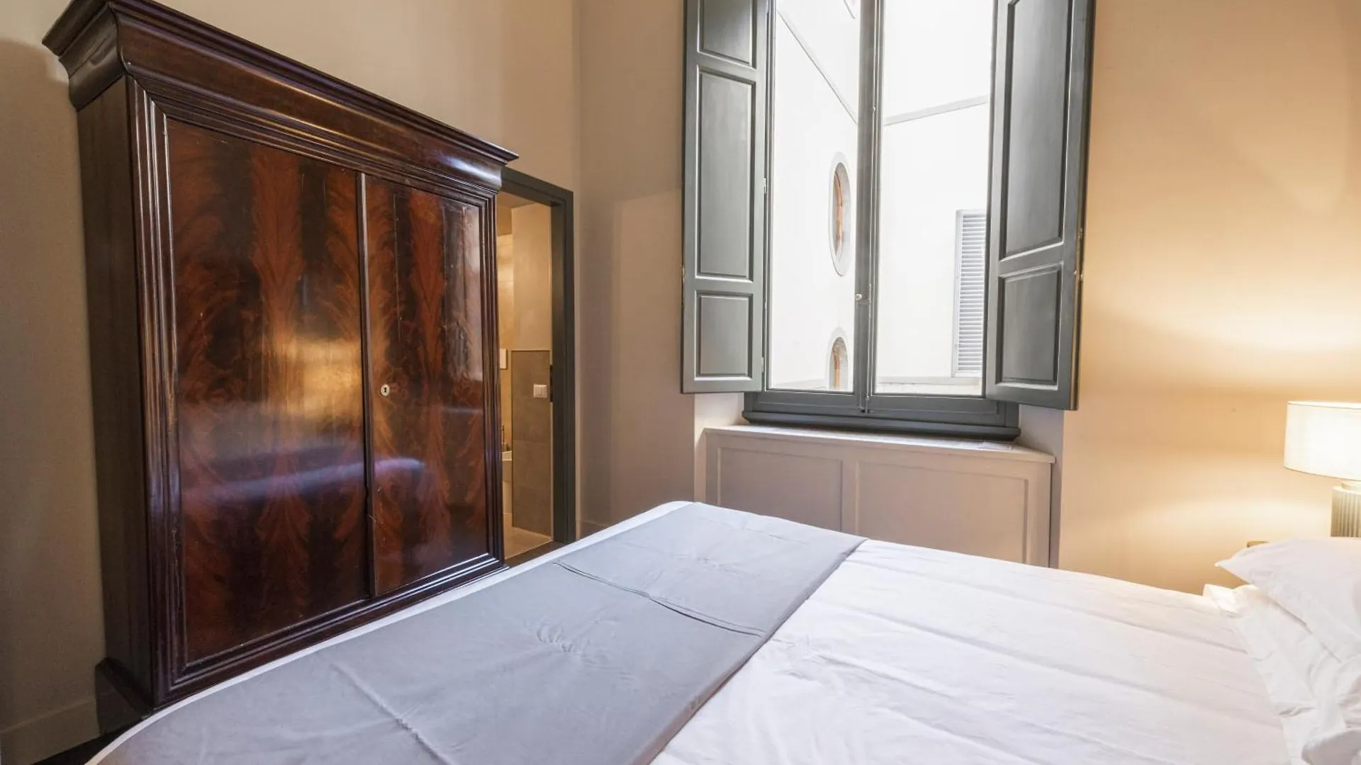 Luxury River View Apartment By Mmega Florence Italy