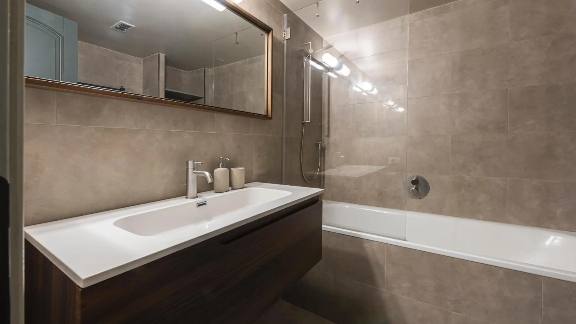 Luxury River View Apartment By Mmega Florence